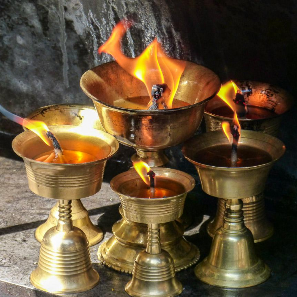 Flammenlicht im Tempel ( Andreas Mosig / YOLO Reisen)