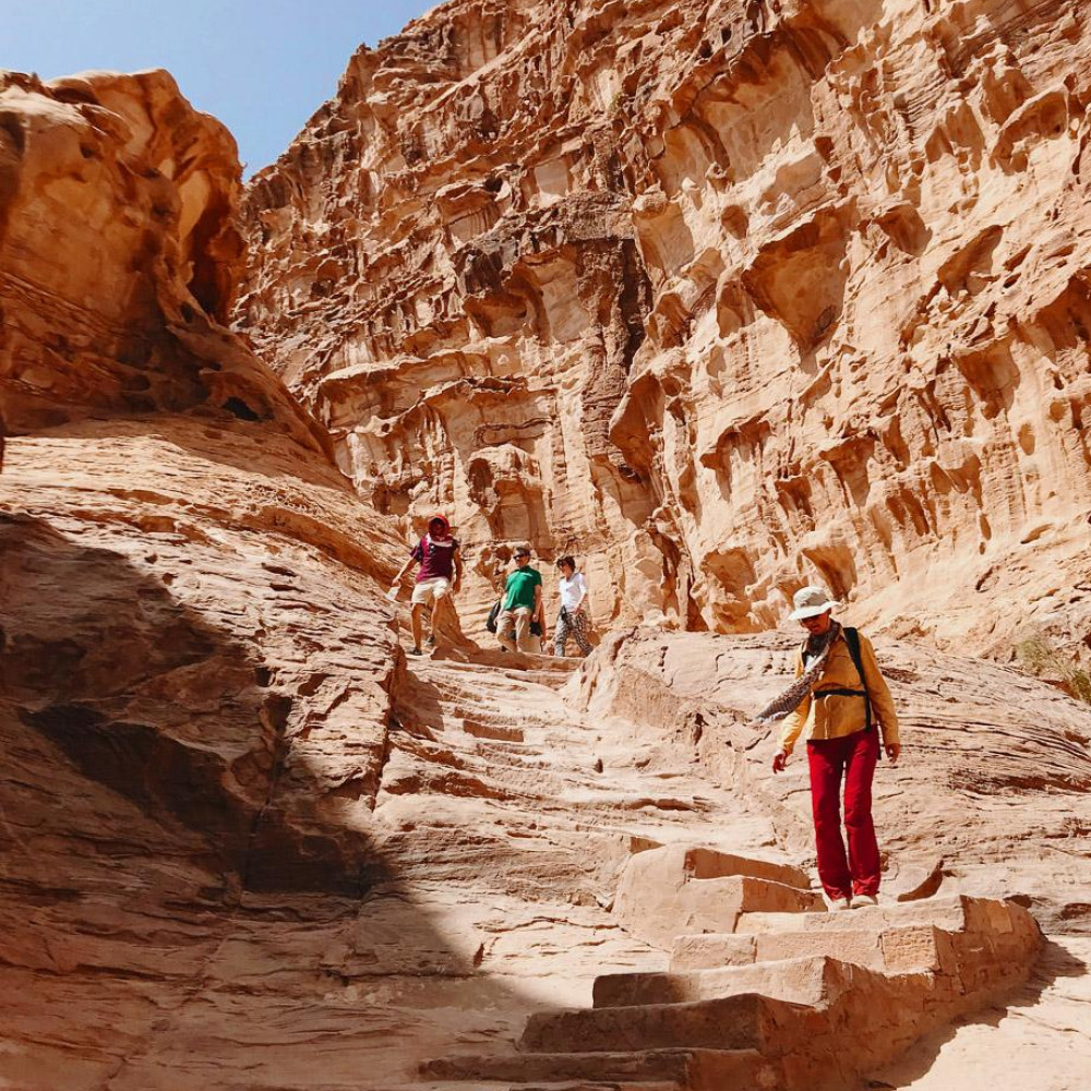 Wandern in der Felsschlucht (© Agustina Furor, Unsplash / YOLO Reisen)